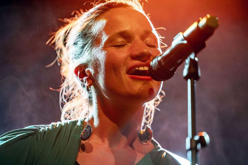 Judith Antkowiak singt und spielt Gitarre während eines Live-Konzerts